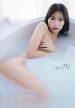 山下エミリー1st写真集 SHY